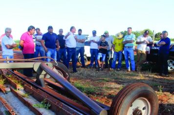 Agricultura realiza demonstração do Rolo faca para agricultores