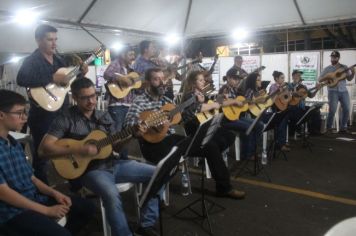 MESMO COM CHUVA O GRUPO JASPION AMIGOS DA VIOLA FEZ O SHOW NA BARRACA PRINCIPAL