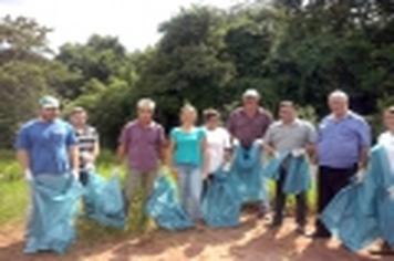 Ação de limpeza na nascente da Lagoa Dourada