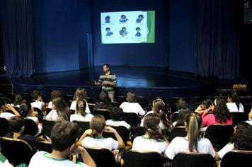 Alunos da rede municipal participam de palestra sobre o combate ao mosquito da dengue e sobre o destino correto do lixo