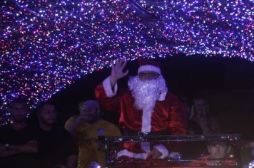 Chegada do Papai Noel e espetáculo de ballet encanta público