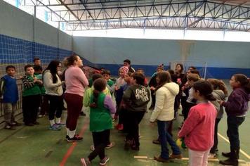 Alunos da Escola Municipal Barão do Rio Branco participam de passeata contra o mosquito Aedes aegypti