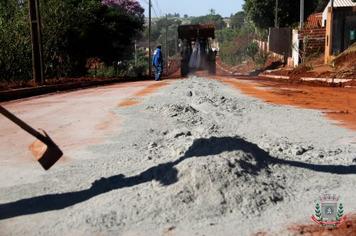 Rua Alcobaça recebe pavimentação asfáltica após décadas de espera