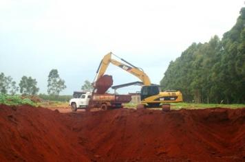 Departamento de Obras realiza construção de mais uma vala no aterro sanitário municipal