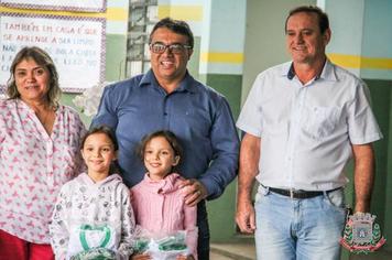 Escolas Municipais recebem uniforme completo