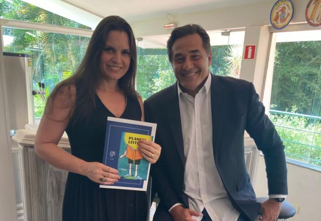 PRIMEIRA DAMA FOI REPRESENTANDO O PREFEITO EM EVENTO DE LITERATURA EM MARINGÁ