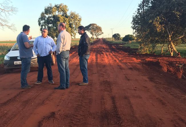 Readequação na estrada Moreschi deixa agricultores satisfeitos