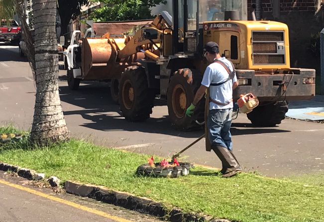 A Secretaria de Serviços Públicos intensifica os serviços de roçadas por toda cidade