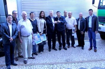 Prefeitura Municipal realiza Entrega Oficial do Caminhão Baú e Caminhão Basculante