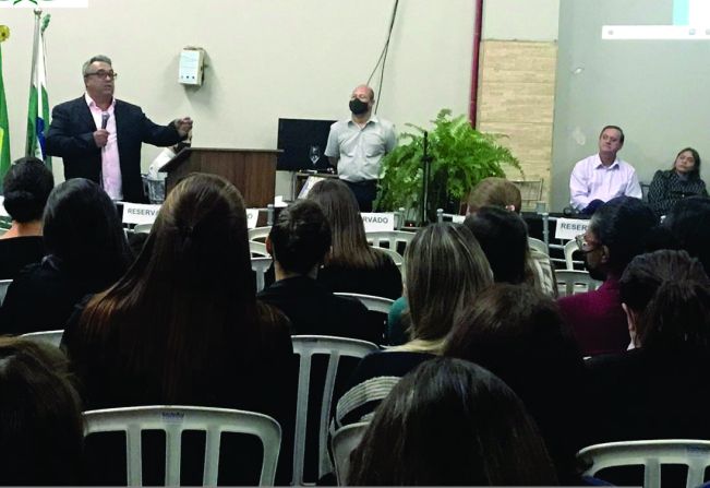 Secretaria de Educação promove o XXI Seminário de capacitação para professores e profissionais da rede municipal de ensino.