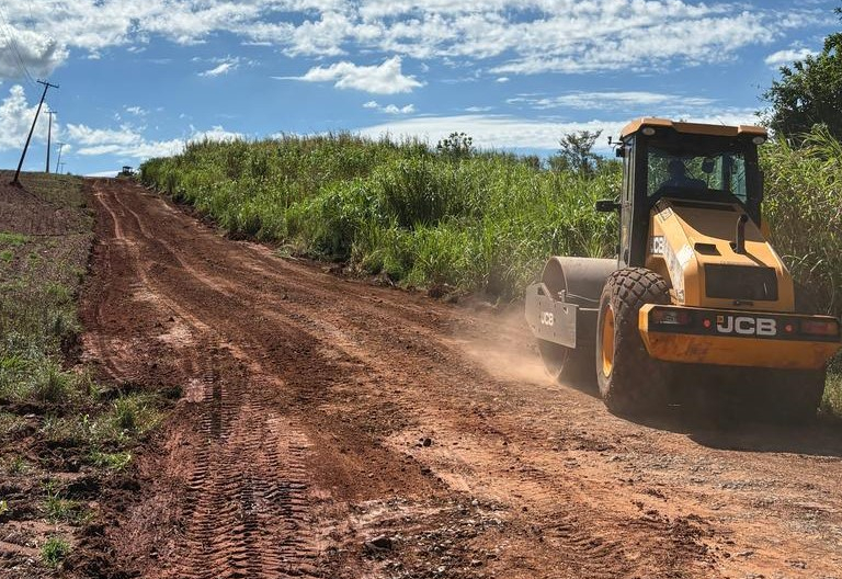 Manutenção da cidade também se estende ao campo com manutenção de estradas